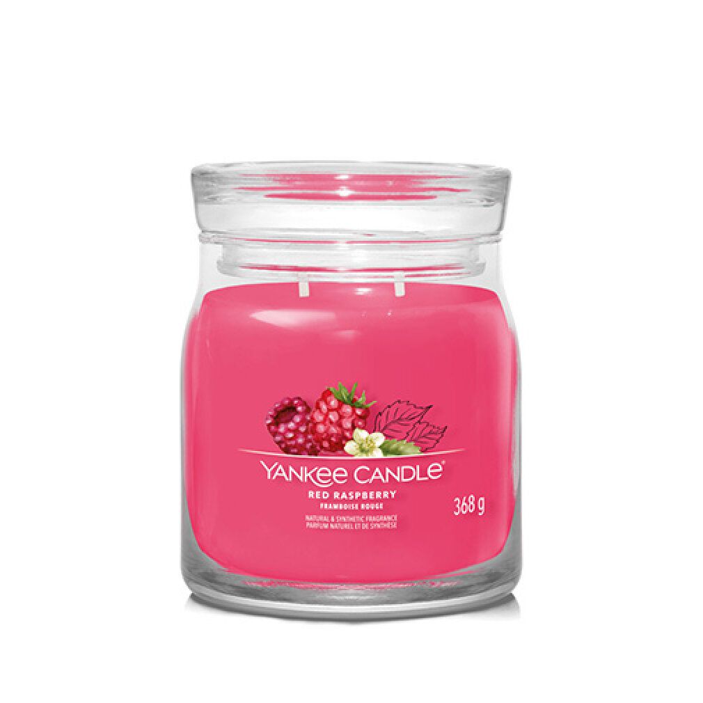Candela rossa in vaso. Scritta: Red Raspberry, 368g. Illustrazione di lamponi e foglie.