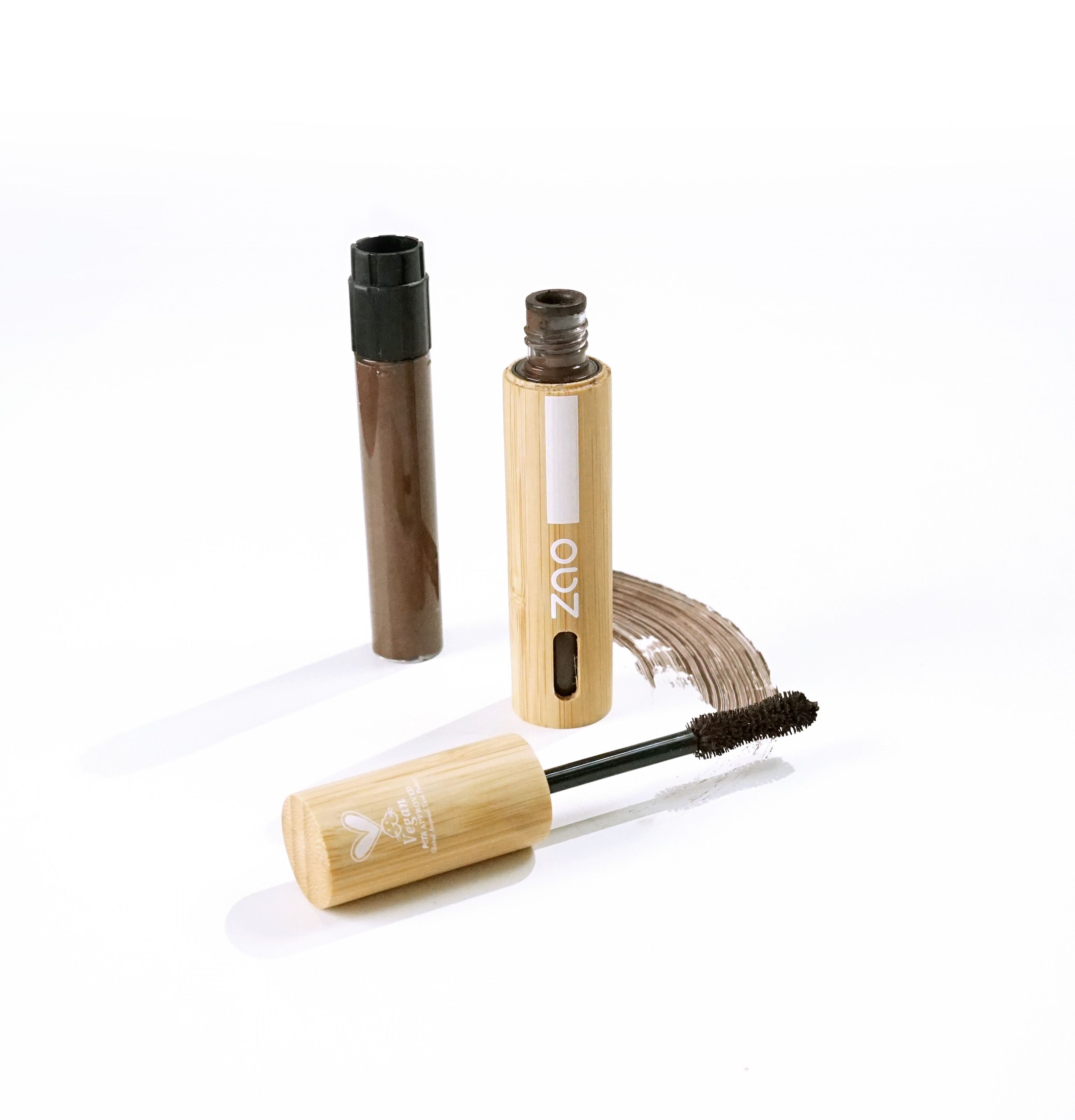 Contenitore mascara in bambù con spazzola e coperchio. Traccia di mascara marrone. Sigillo vegano sul coperchio.