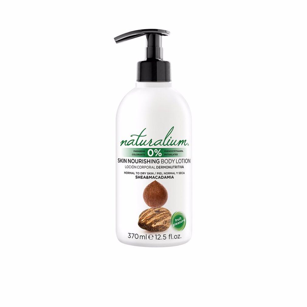 Flacone bianco con dosatore nero. Scritta: naturalium, 0% Skin Nourishing Body Lotion. Immagine di noci di karité e macadamia.