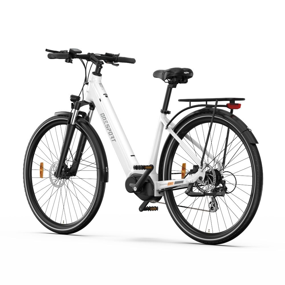 E-bike bianca con componenti neri. Portapacchi, parafanghi e freni a disco. OneSport.