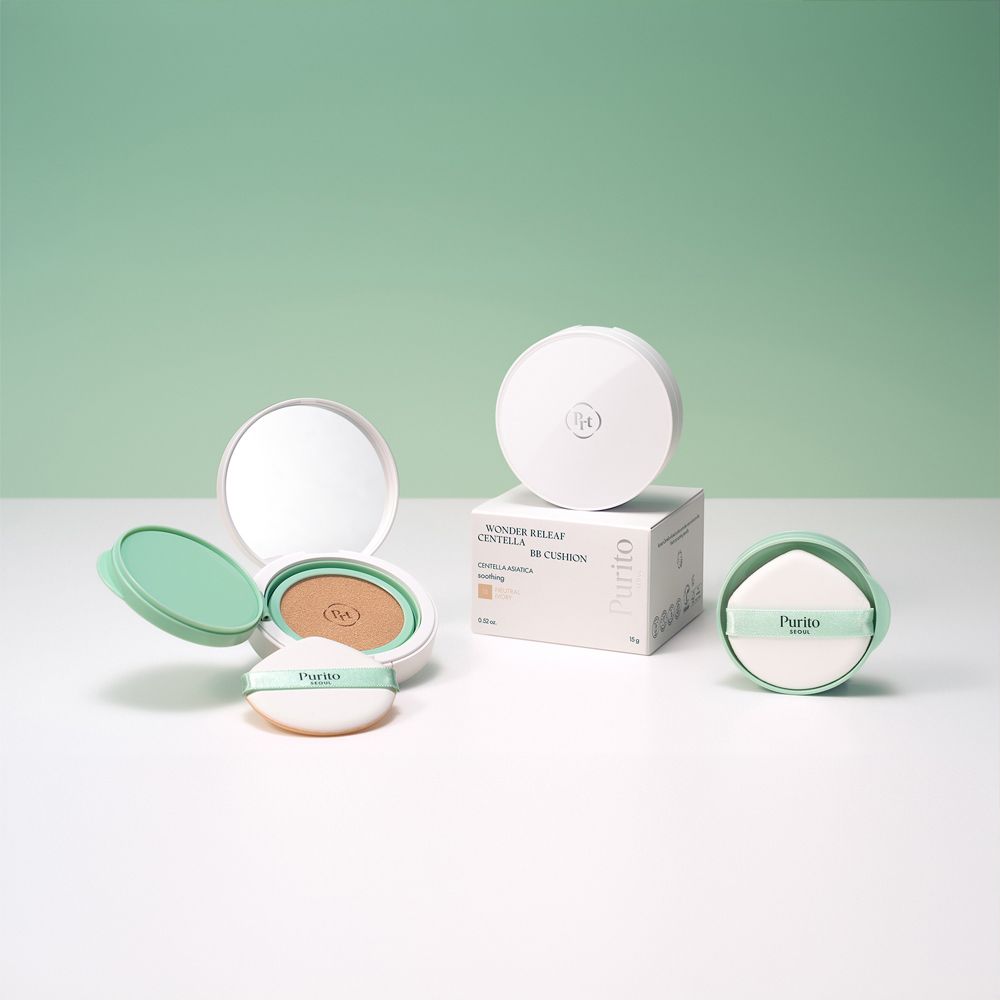 Diversi cushion compatti e confezioni. Compatto aperto con specchio e spugna. Scritta: Purito.