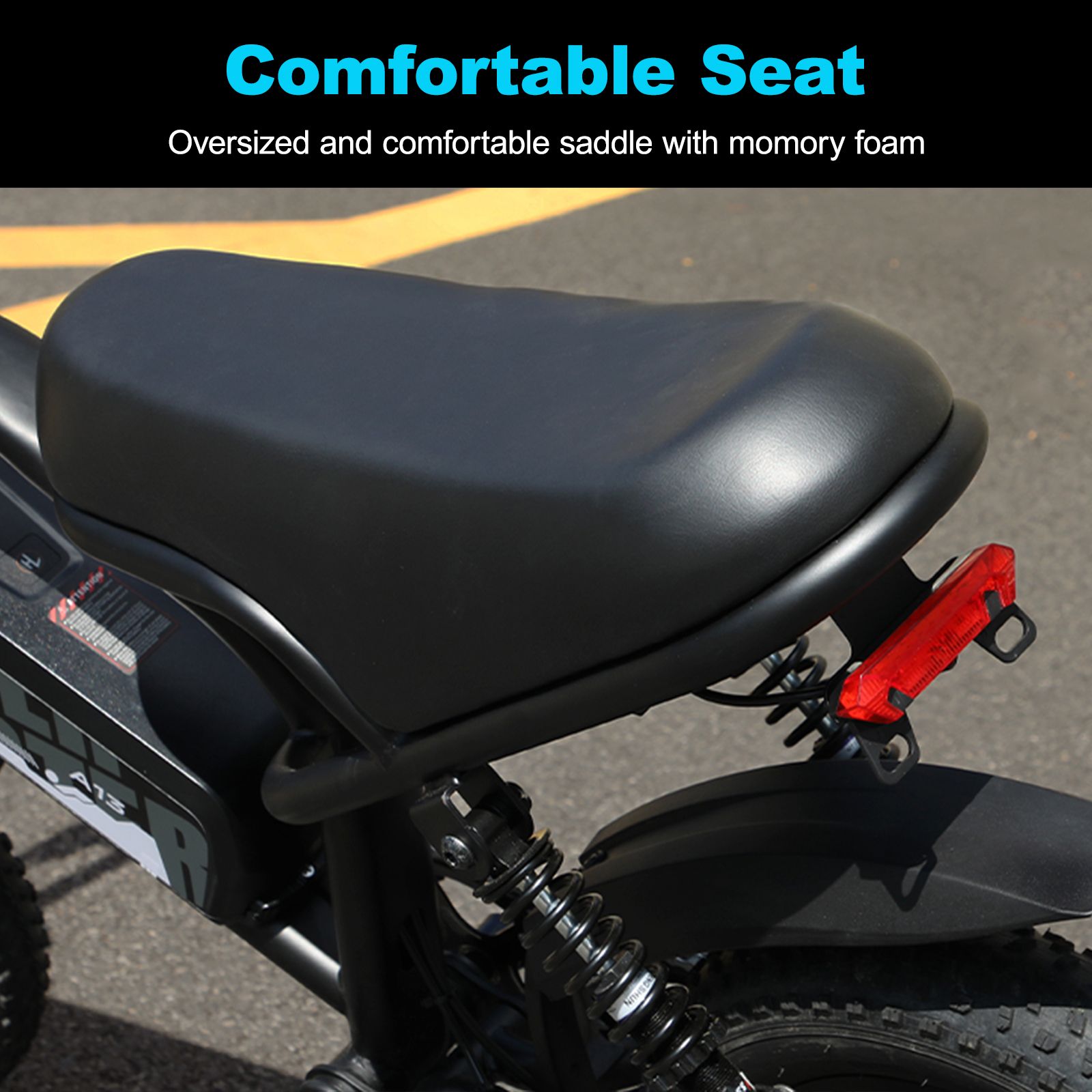 Sella nera confortevole con fanale posteriore rosso. Testo: Comfortable Seat. Sella oversize e confortevole con memory foam.