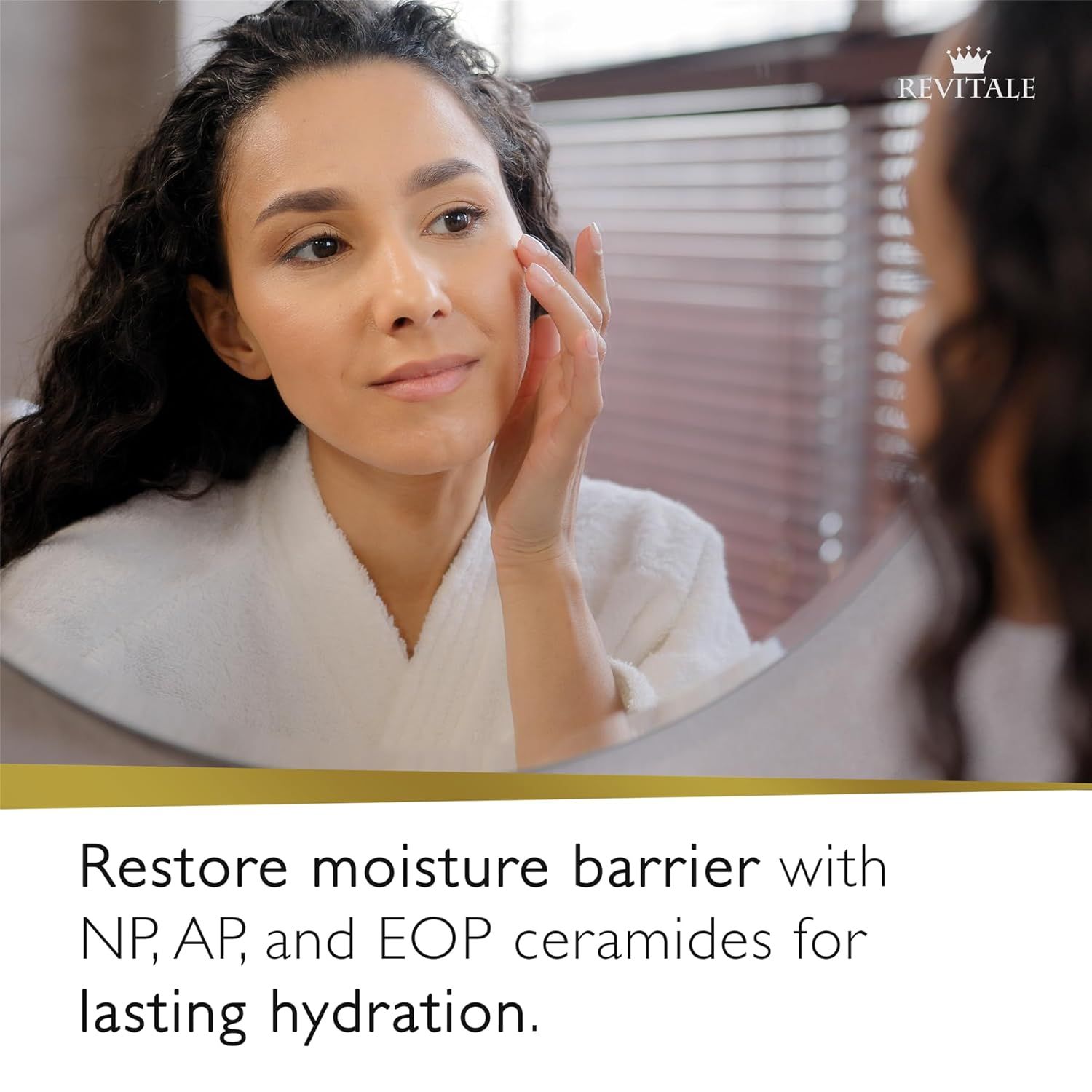 Donna che si guarda allo specchio. Logo Revitale in alto a destra. Testo: Ripristina la barriera idratante con ceramidi.
