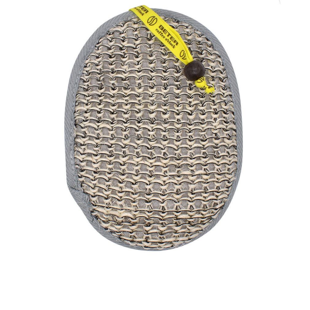 Spugna da bagno ovale in sisal e cotone. Grigio-beige, con etichetta gialla e perla di legno.