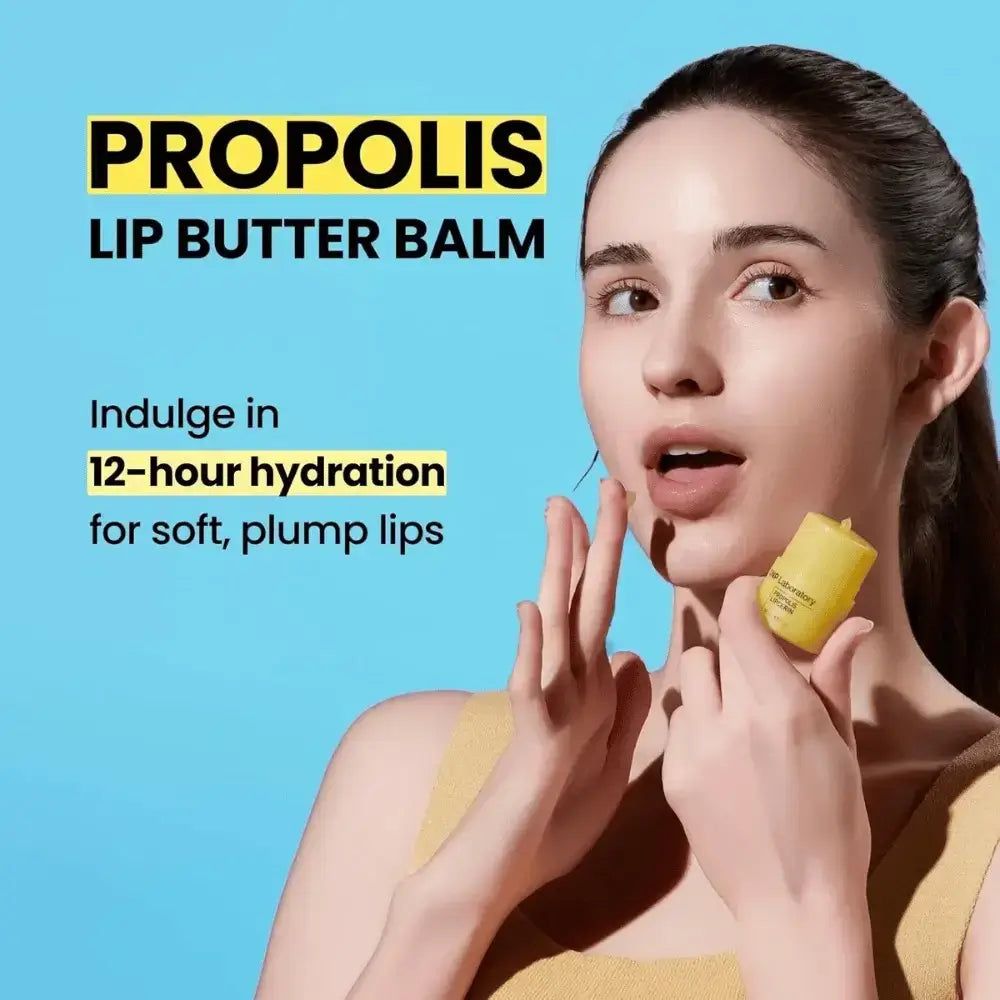 Donna con burro labbra giallo. Testo: PROPOLIS LIP BUTTER BALM. Indulge in 12-hour hydration for soft, plump lips.