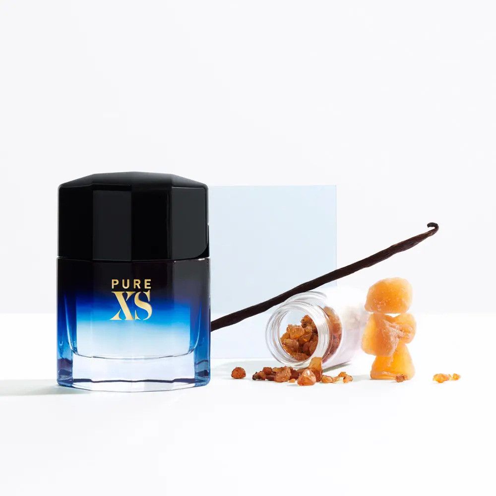 Flacone Paco Rabanne Pure XS E.d.T., baccello di vaniglia, frutta secca. Flacone blu-nero, con ingredienti.