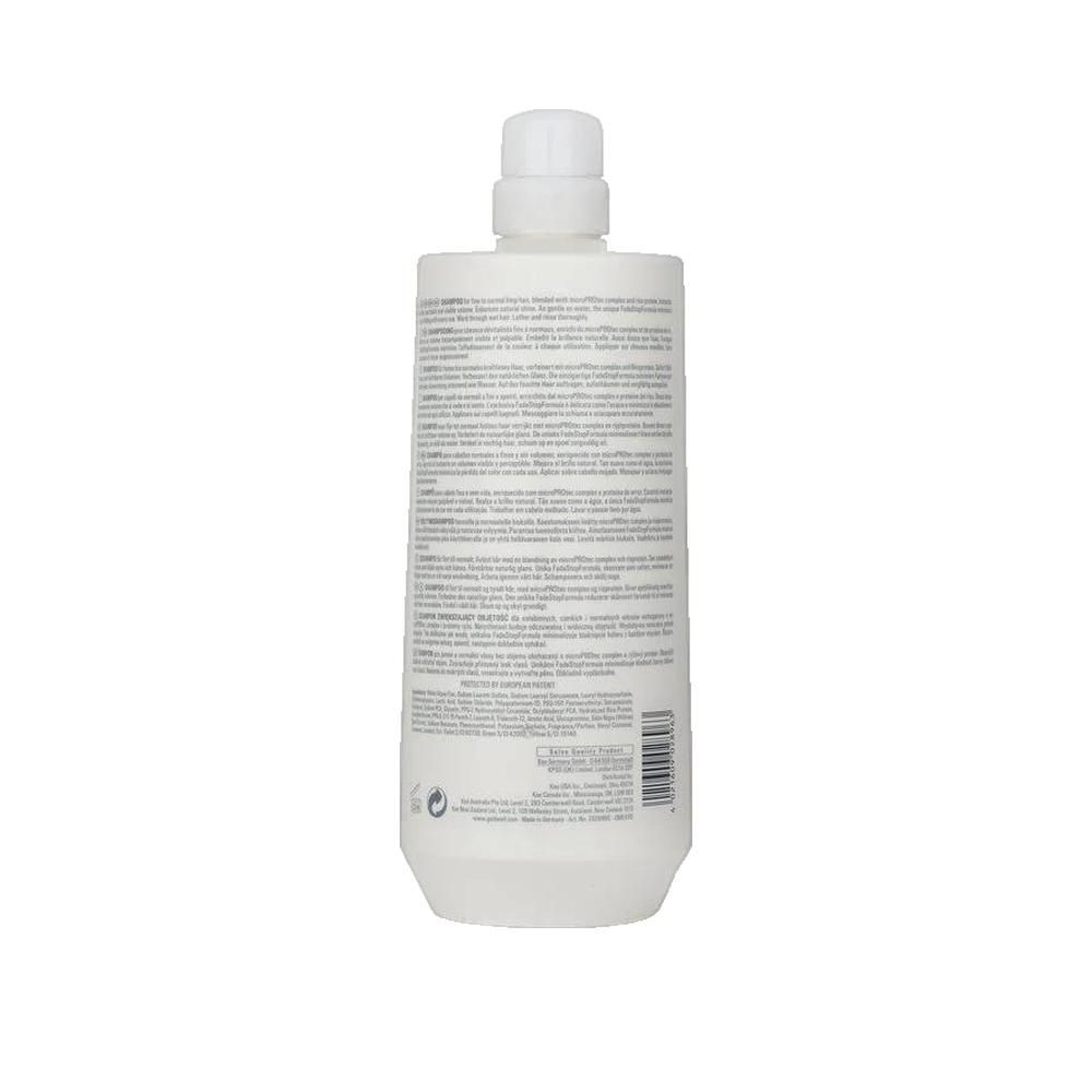 Retro di un flacone di shampoo Goldwell Dualsenses bianco. Testo in più lingue.