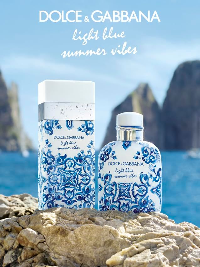 Due flaconi Dolce & Gabbana Light Blue Summer Vibes Eau de Toilette vicino al mare.