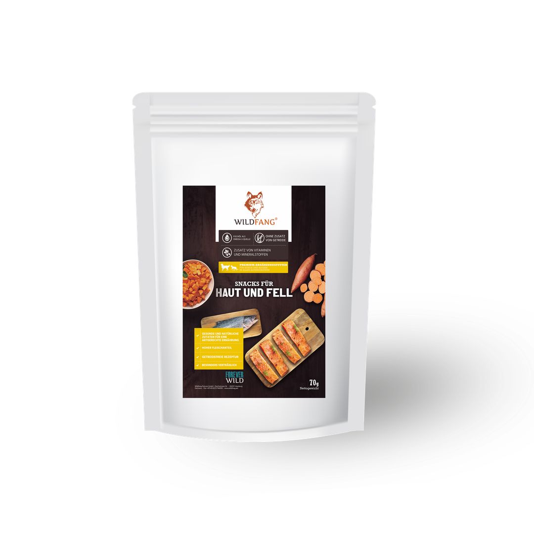 Busta bianca con stampa. Testo: Pelle e pelo. Logo: Wildfang. Illustrazione: cibo, pesce, patate dolci.