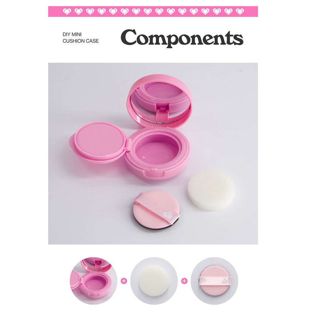 Custodia mini cuscino rosa aperta, specchio, spugna e applicatore. Testo: Components.