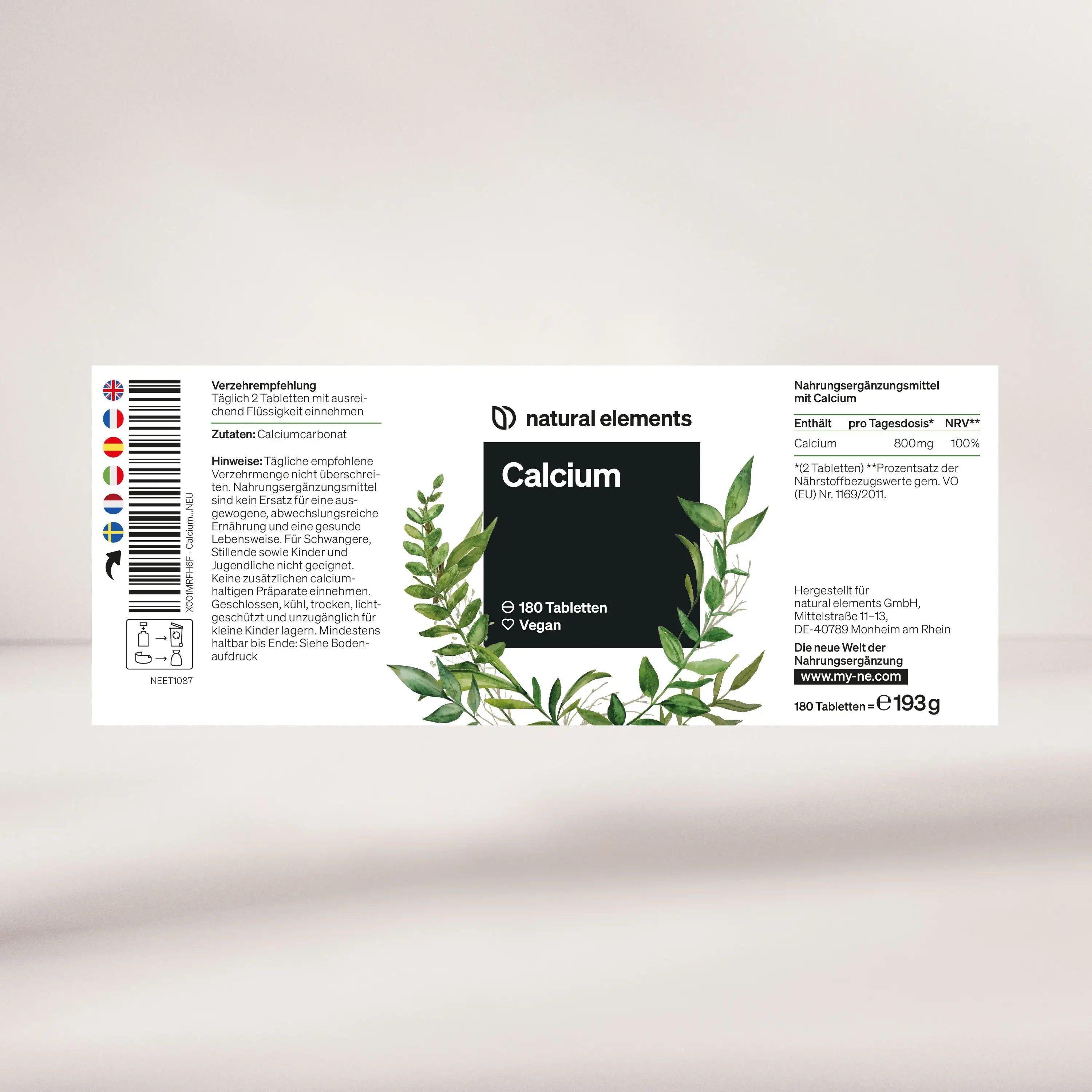 Confezione bianca con informazioni sul prodotto. Scritta: natural elements Calcium, 180 compresse, Vegan. Contiene carbonato di calcio.