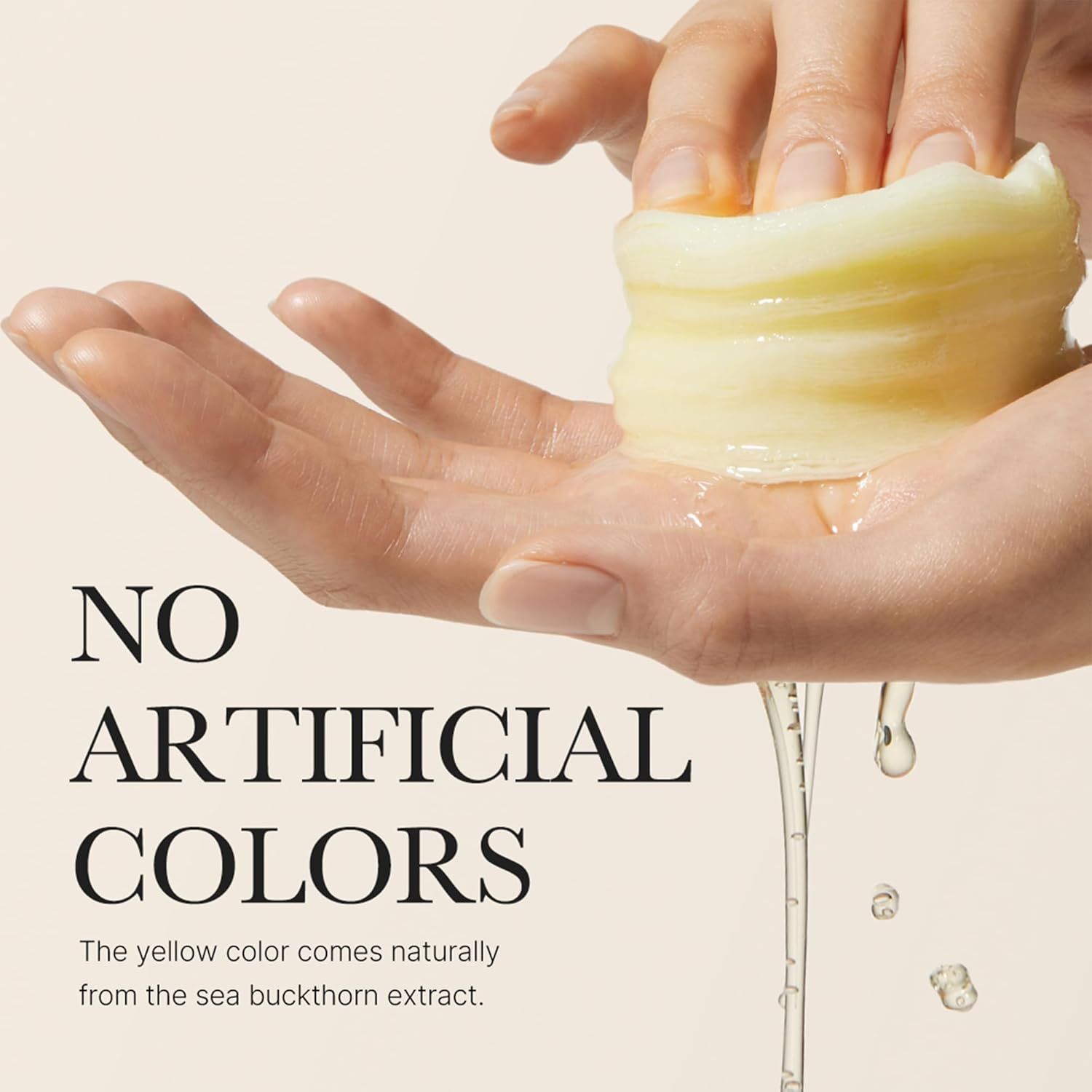 Mani che tengono un pad giallo. Testo: NESSUN COLORE ARTIFICIALE. La tonalità gialla proviene naturalmente dall'estratto di olivello spinoso.