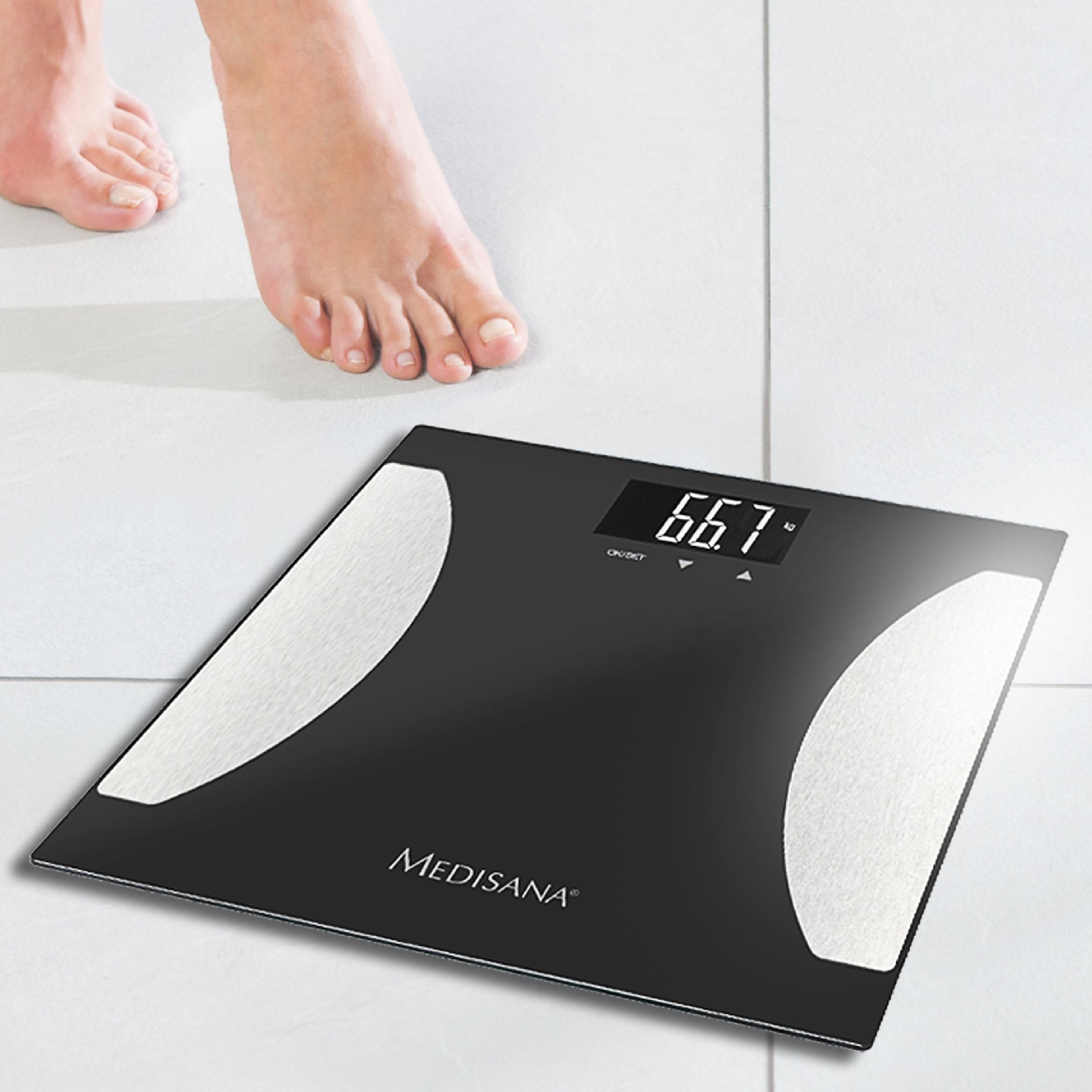 Bilancia per analisi corporea nera, con piede di una persona. Display 66.7. Marca: Medisana.