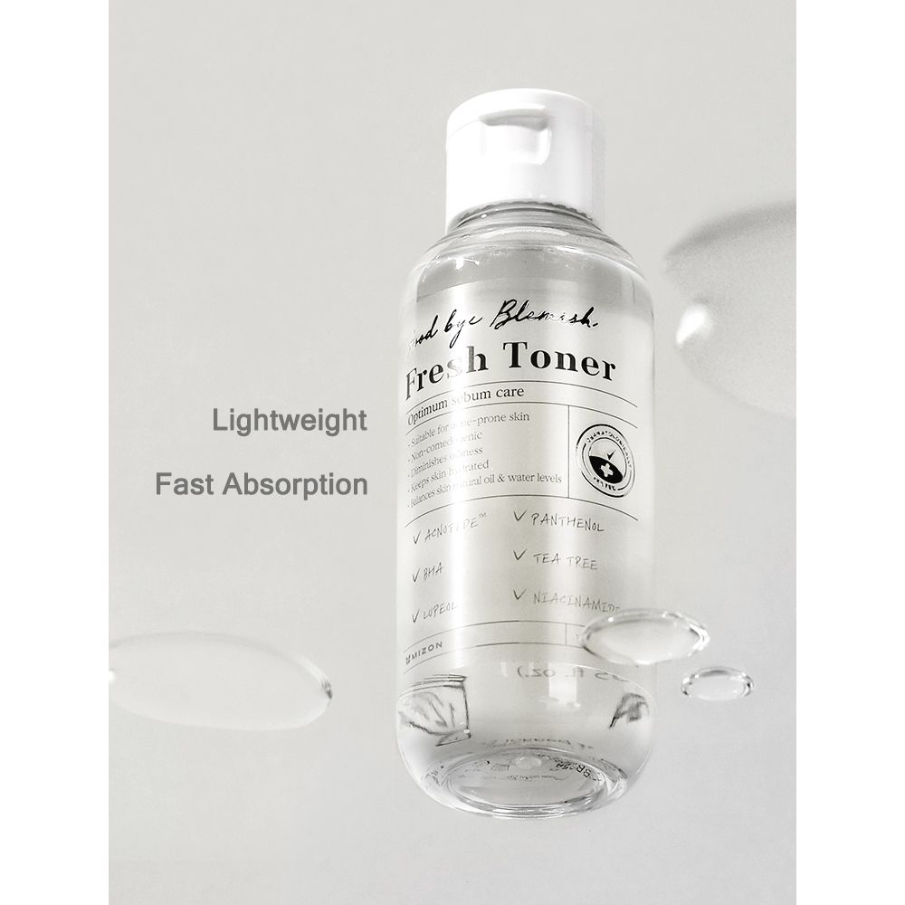 Flacone trasparente con tappo bianco. Scritta: Fresh Toner. Testo: Lightweight, Fast Absorption. Liquido.