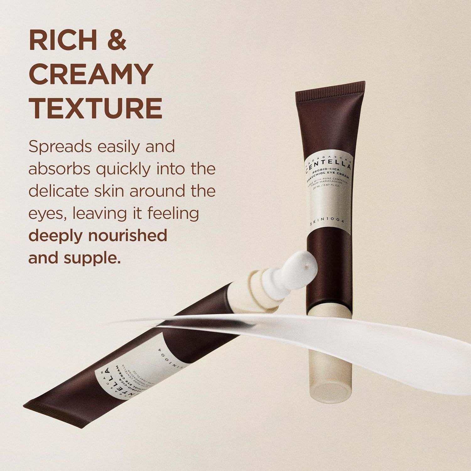 Due tubi SKIN1004 Eye Cream e spatola. Testo: Texture ricca e cremosa. Per il contorno occhi.