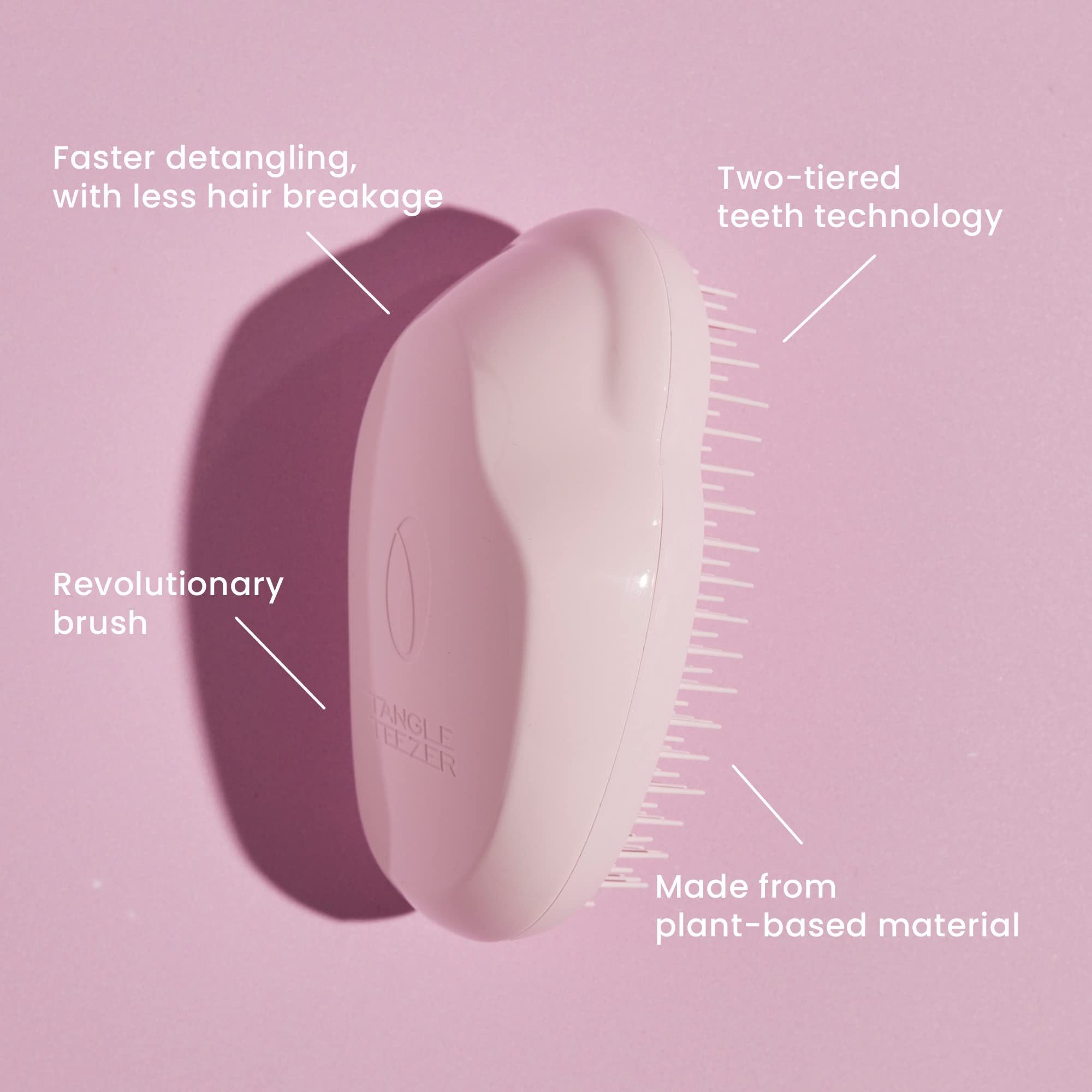 Spazzola rosa chiaro con setole bianche. Testo: Faster detangling, two-tiered teeth technology.