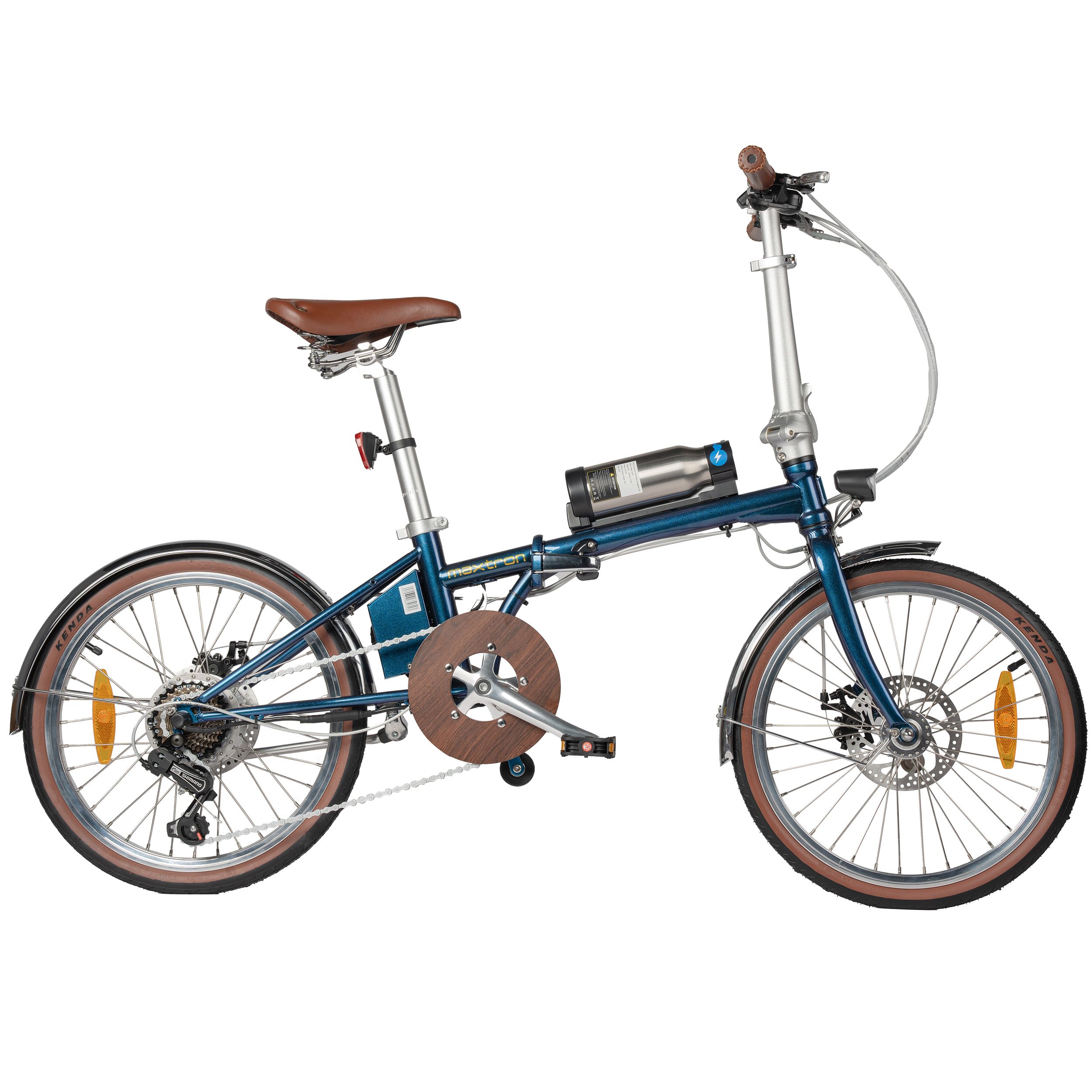 E-bike blu con sella e pneumatici marroni. Batteria argentata sul telaio. Parafanghi e catena.