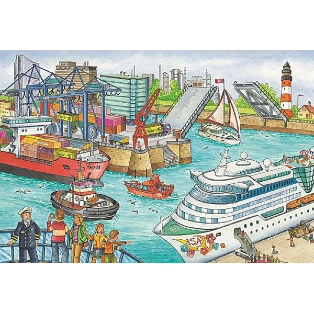 Puzzle con scena portuale. Navi, gru, barche e persone. Un faro e un ponte sono visibili.