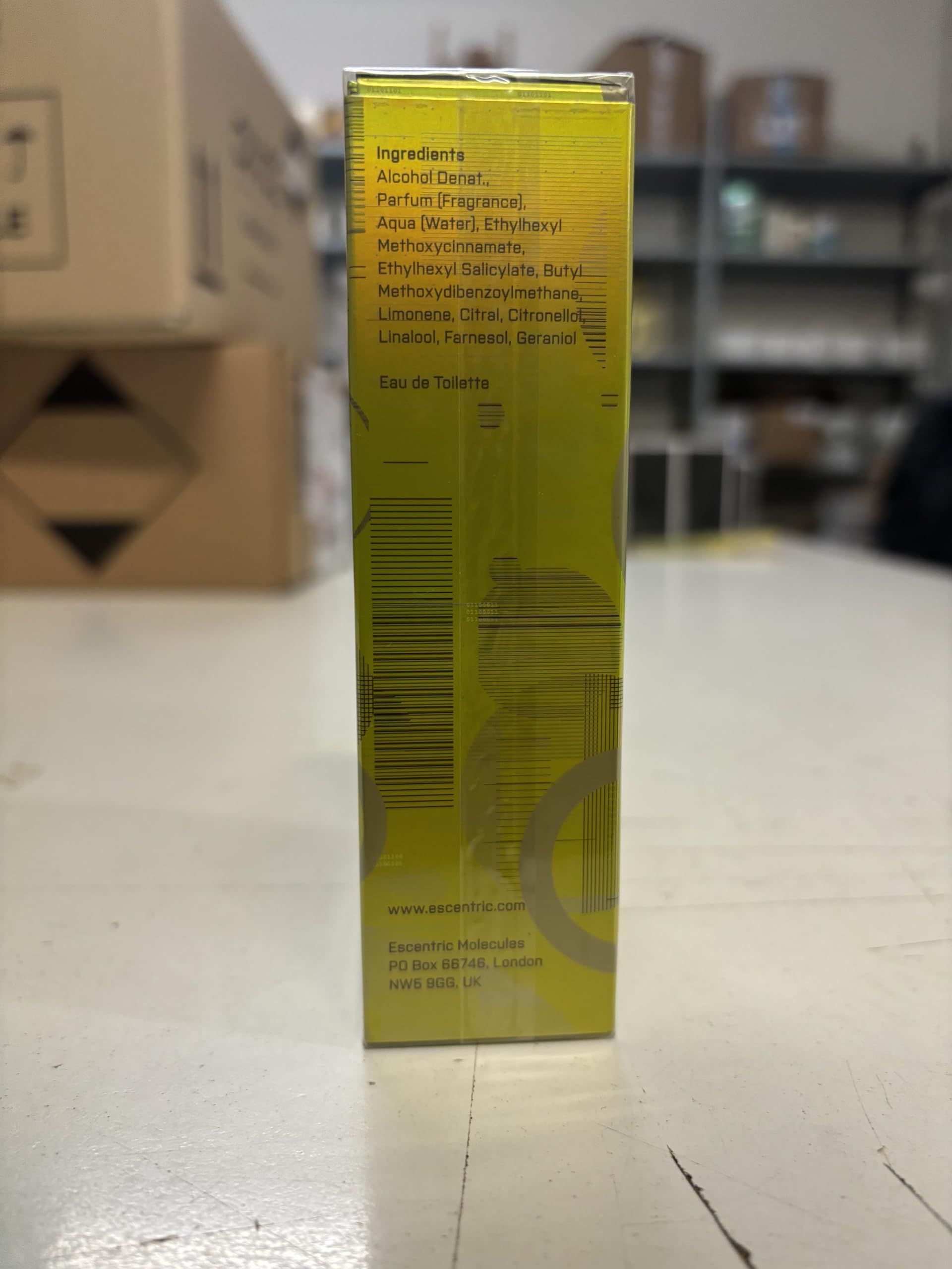 Scatola gialla con elenco ingredienti e codice a barre. Scritta: Escentric Molecules, Eau de Toilette.