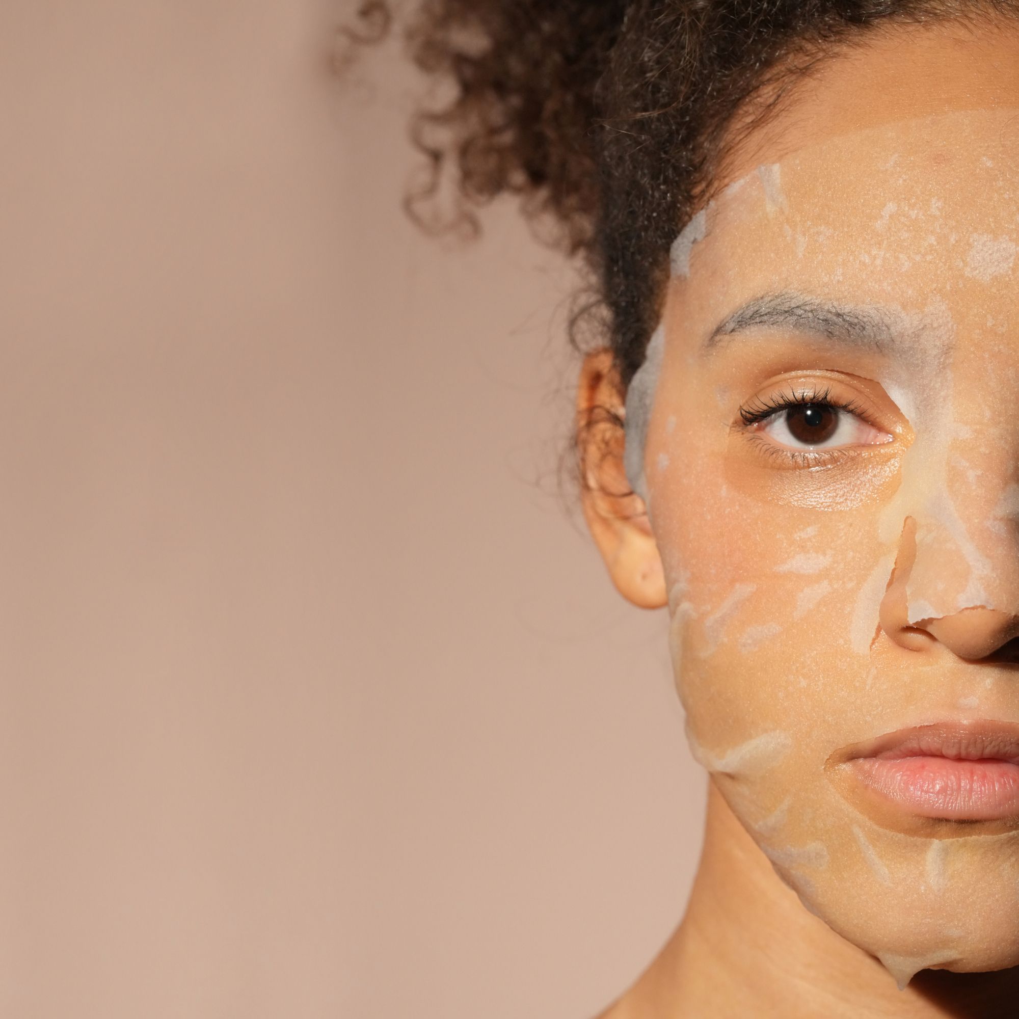 Viso di una donna con maschera facciale applicata.