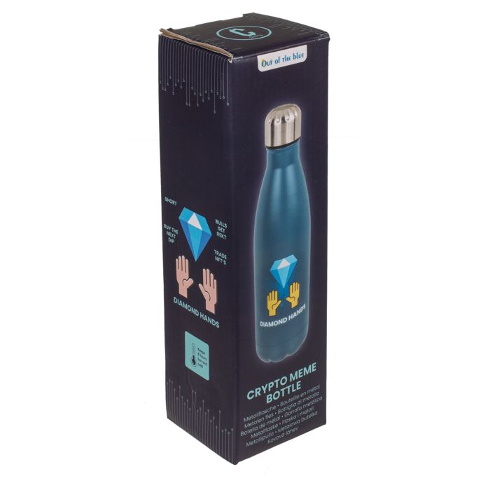Borraccia in confezione. Bottiglia blu con motivo diamante e mani. Scritta "CRYPTO MEME BOTTLE".