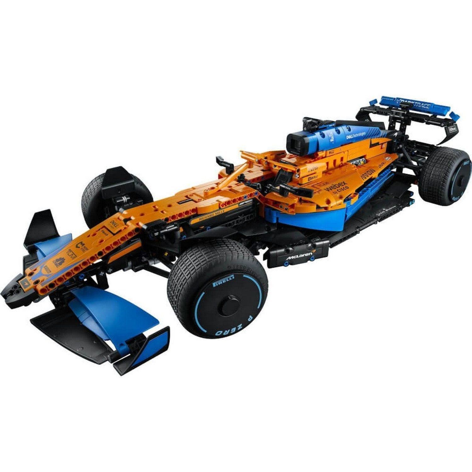 Auto di Formula 1 arancione e blu fatta con mattoncini LEGO. L'auto ha pneumatici neri e il logo McLaren.