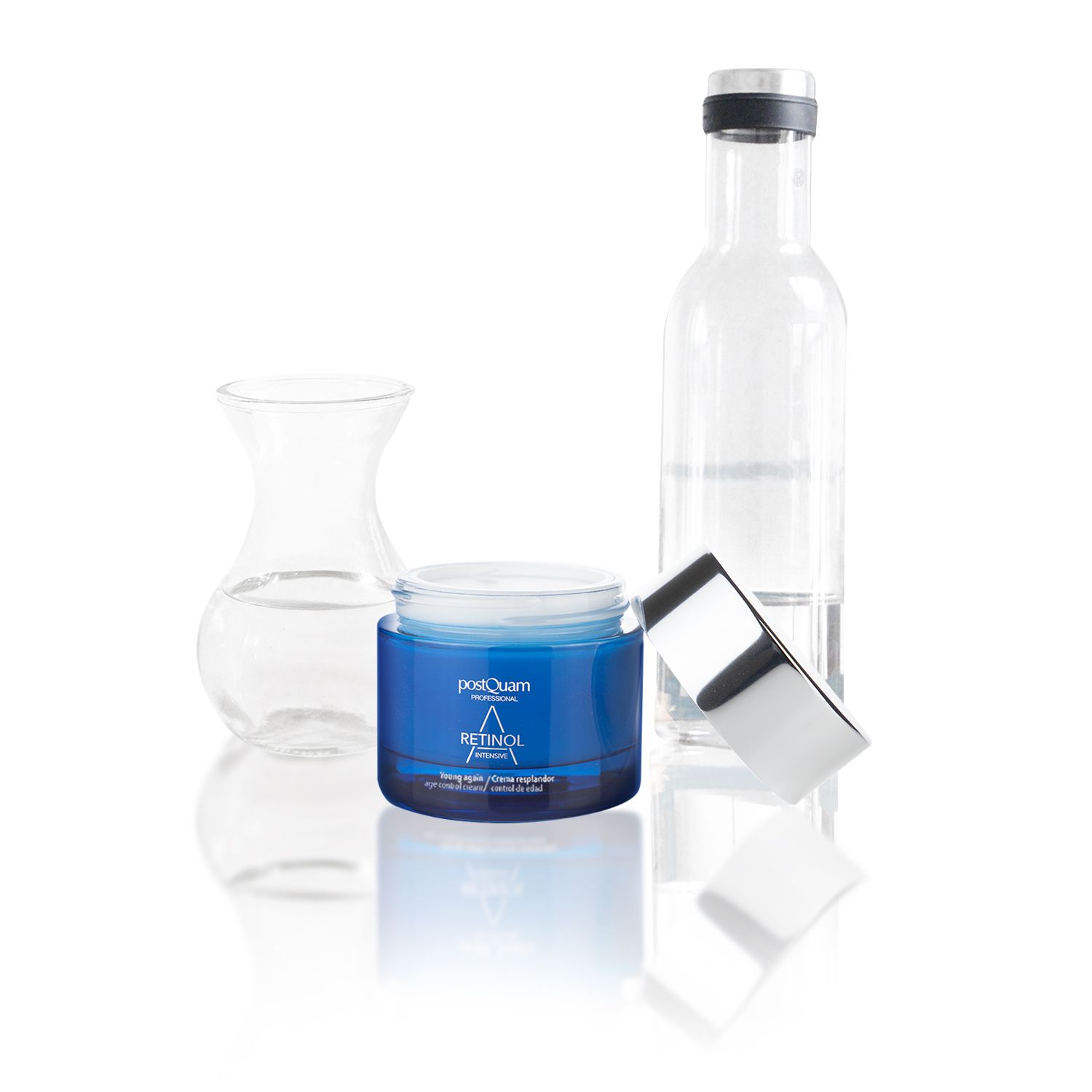 Vaso di crema blu con coperchio, accanto a contenitori di vetro. Scritta: Retinol Intensive. Superficie riflettente.