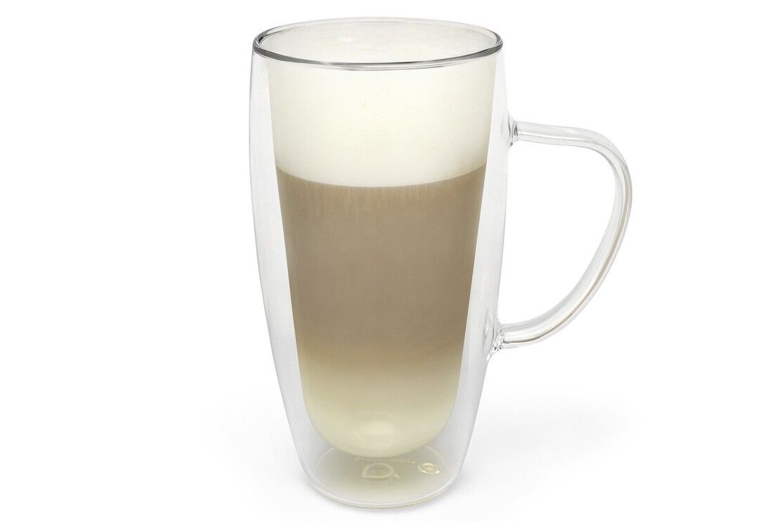 Un bicchiere trasparente per latte macchiato con manico, riempito con caffè a strati e schiuma di latte.