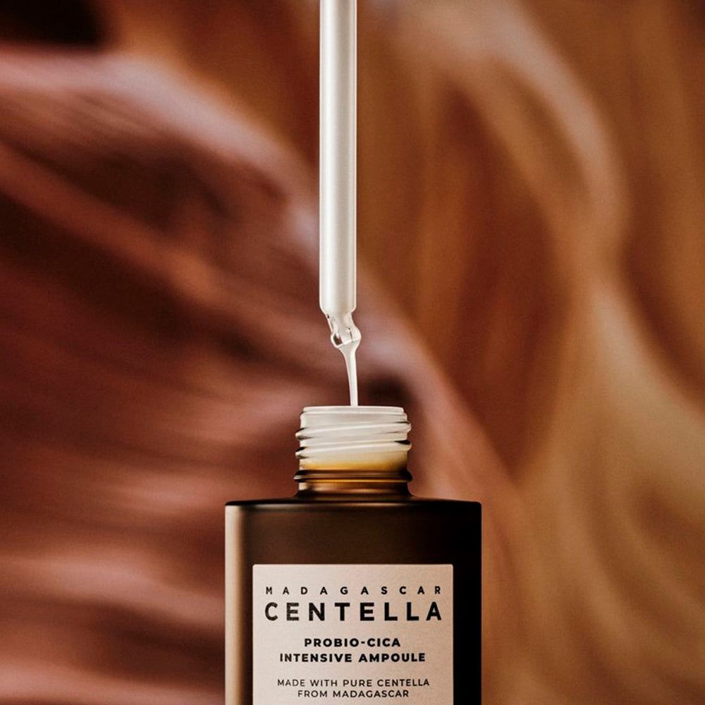 Flacone di siero con pipetta. Il siero gocciola dalla pipetta. Etichetta: MADAGASCAR CENTELLA, PROBIO-CICA INTENSIVE AMPOULE.