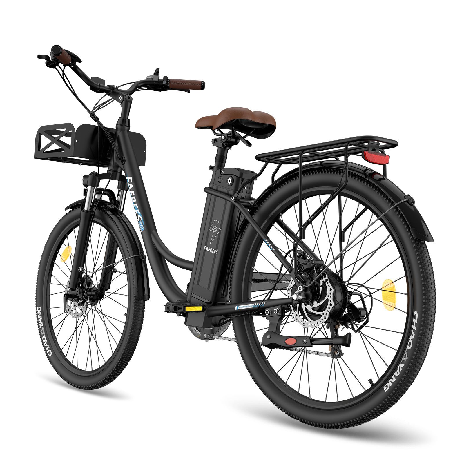 E-bike nera con sella e manubrio marroni. Cestino anteriore, portapacchi posteriore. Marchio Fafrees.