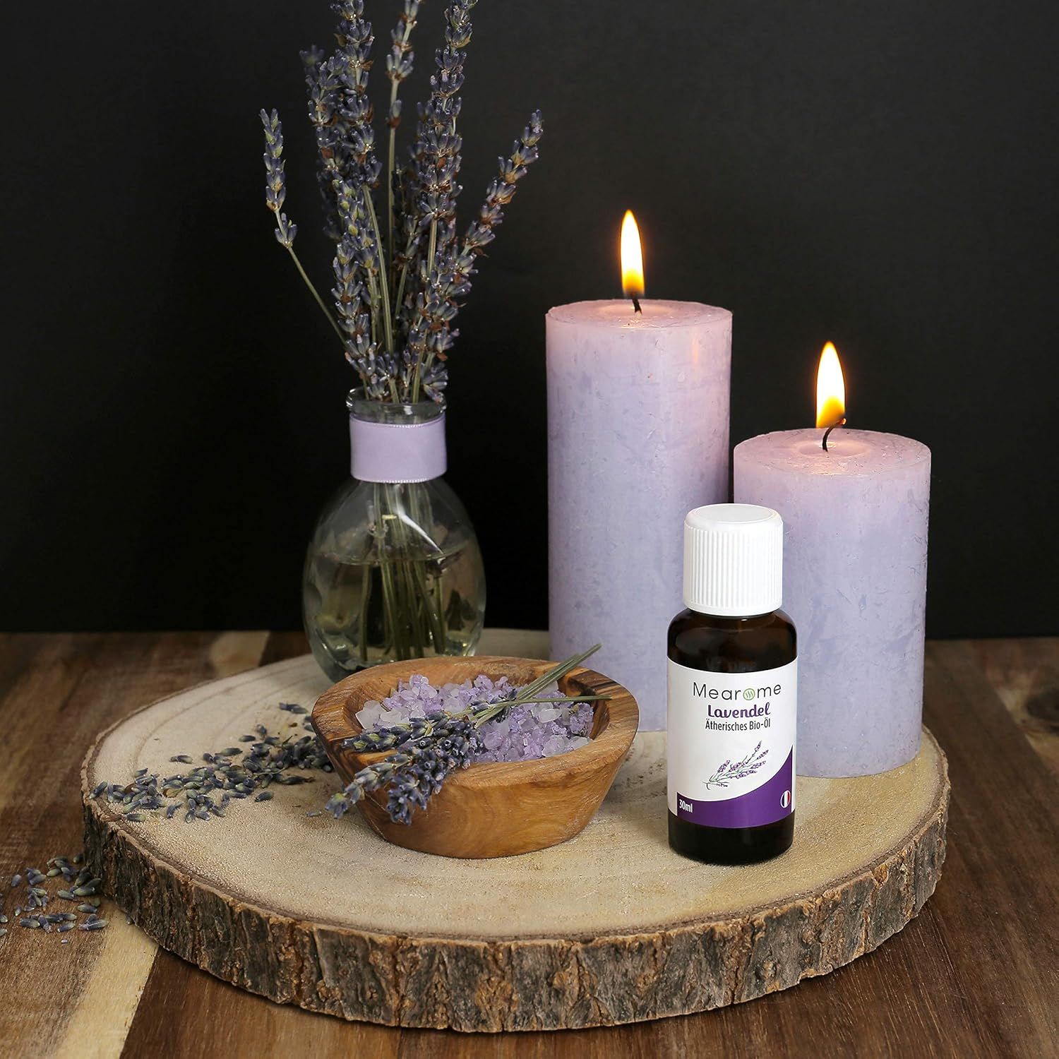 Lavanda, candele, sale, fondo in legno, flacone con etichetta. Nome del prodotto e bandiera francese.