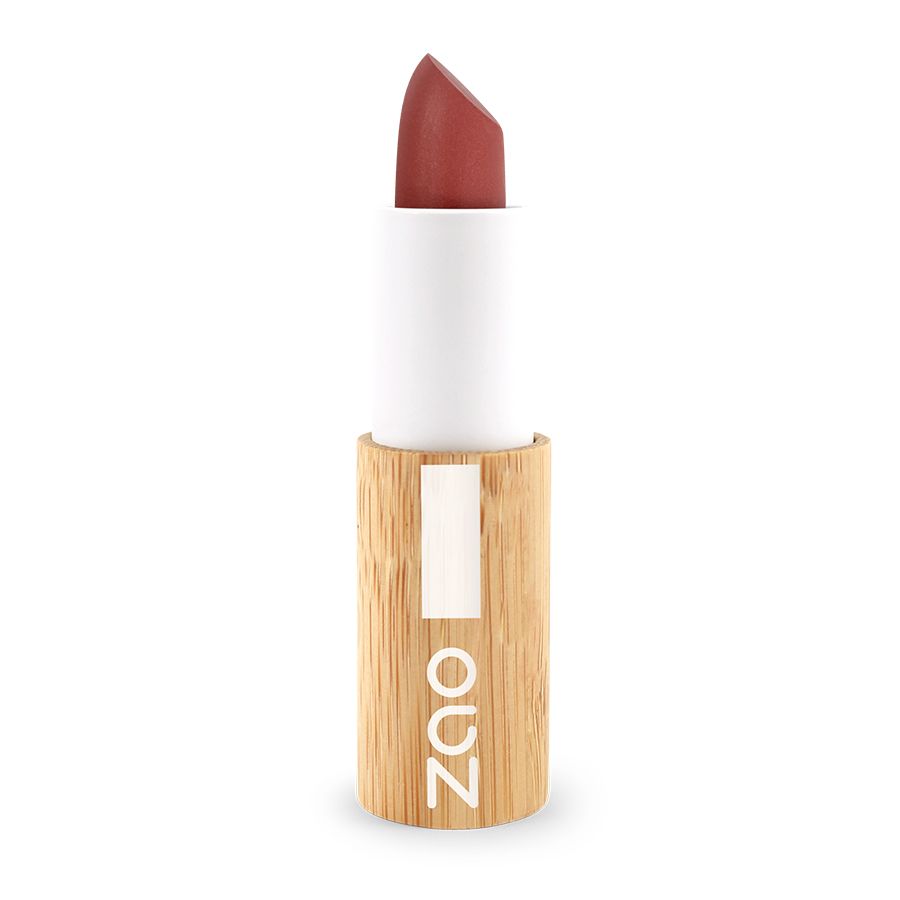 Rossetto in confezione di legno e bianca. Il rossetto è marrone-rossastro. Il nome "ZAO" è visibile.