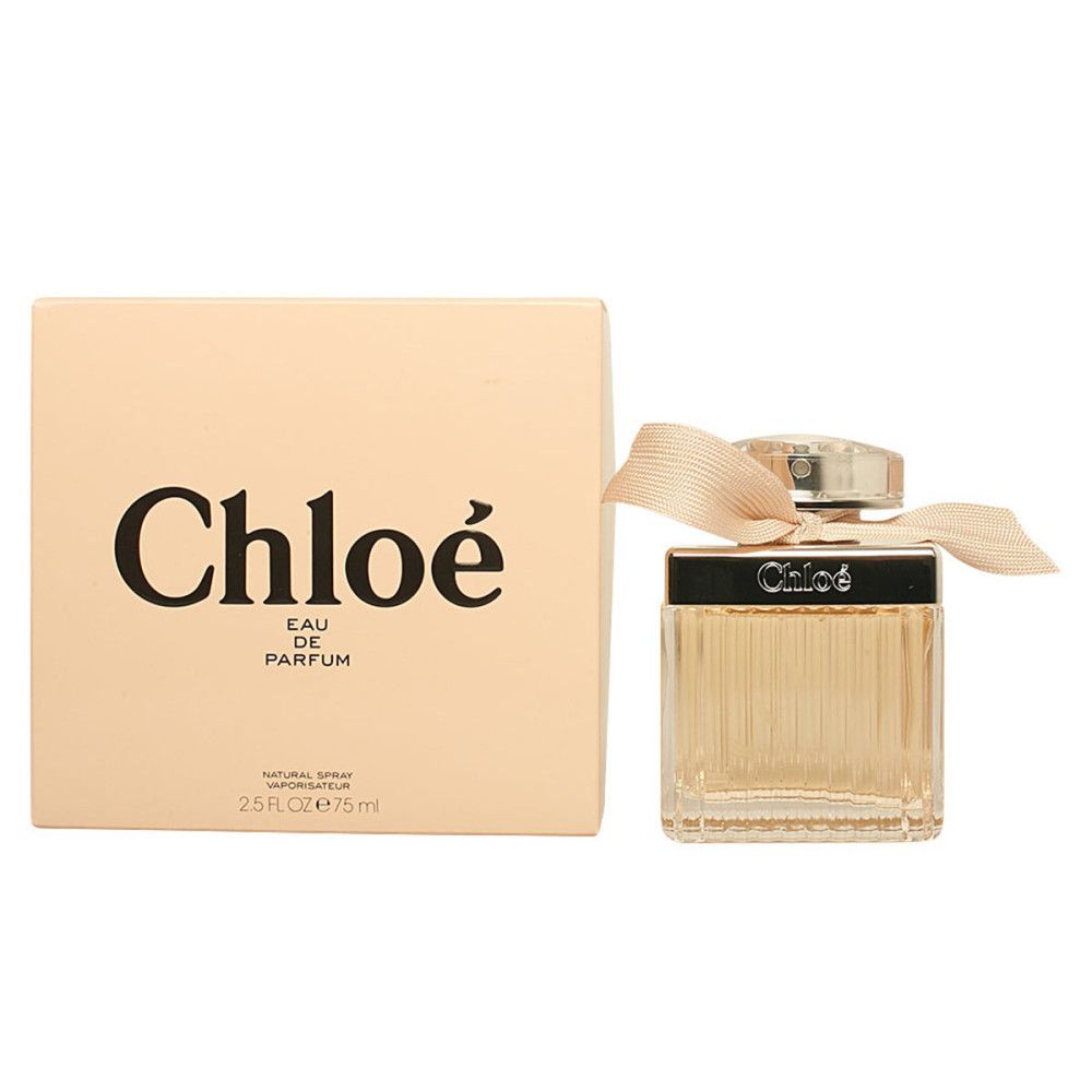 Scatola e flacone beige. Sulla scatola c'è scritto "Chloé Eau de Parfum". Il flacone ha un fiocco.