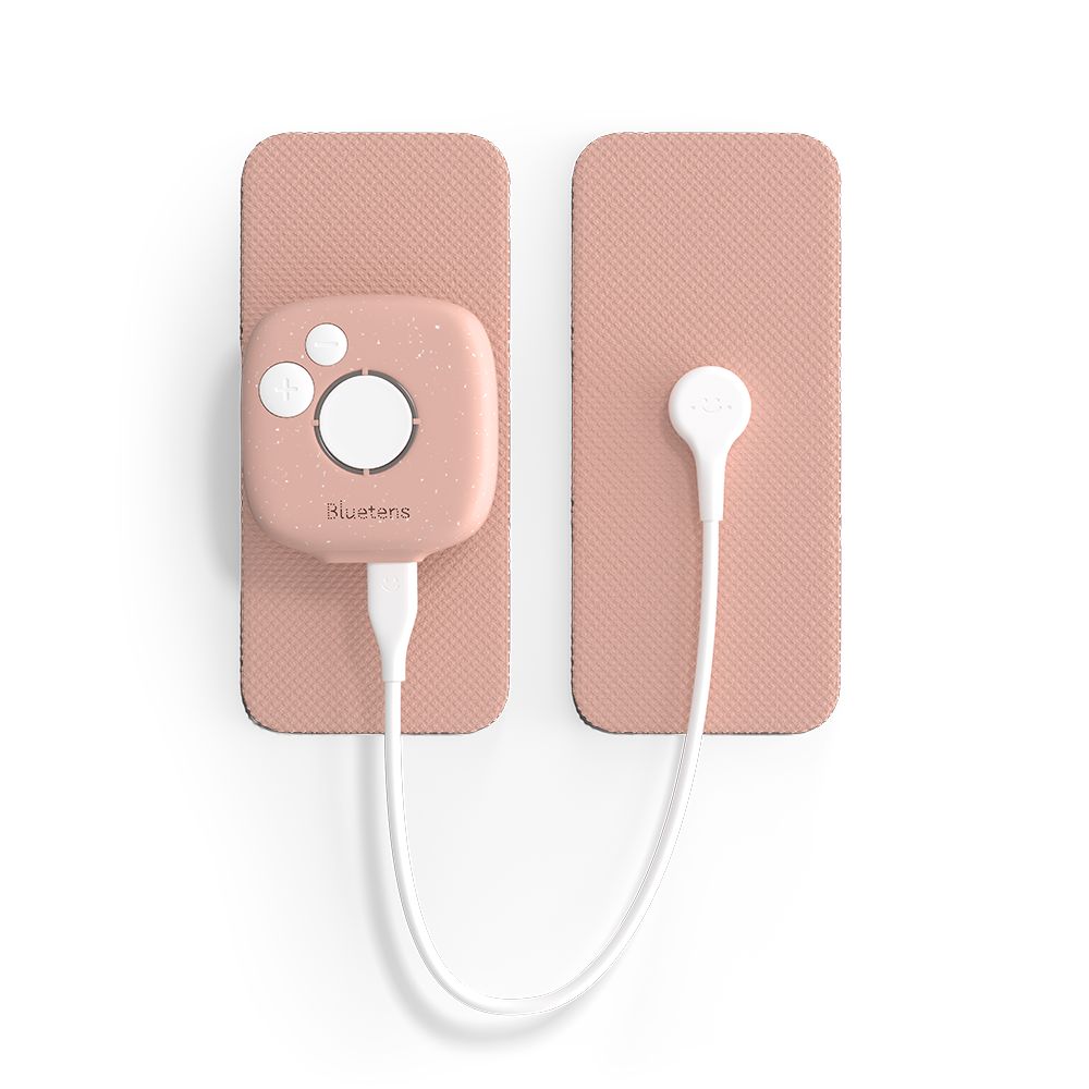Dispositivo Pinktens rosa collegato a due elettrodi rettangolari su sfondo bianco.