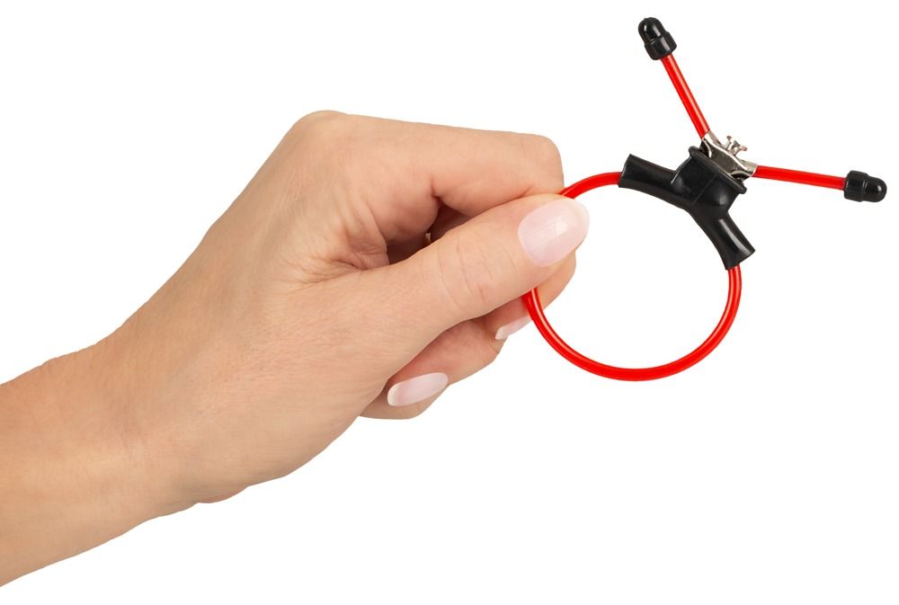 Anello rosso con supporto nero e tre aste rosse con estremità nere, tenuto in mano.