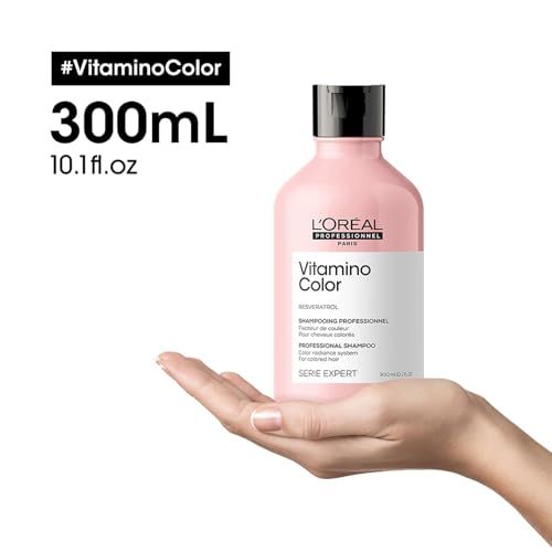 Shampoo Vitamino Color L'Oréal Professionnel 300ml in una mano, con indicazione della dimensione.