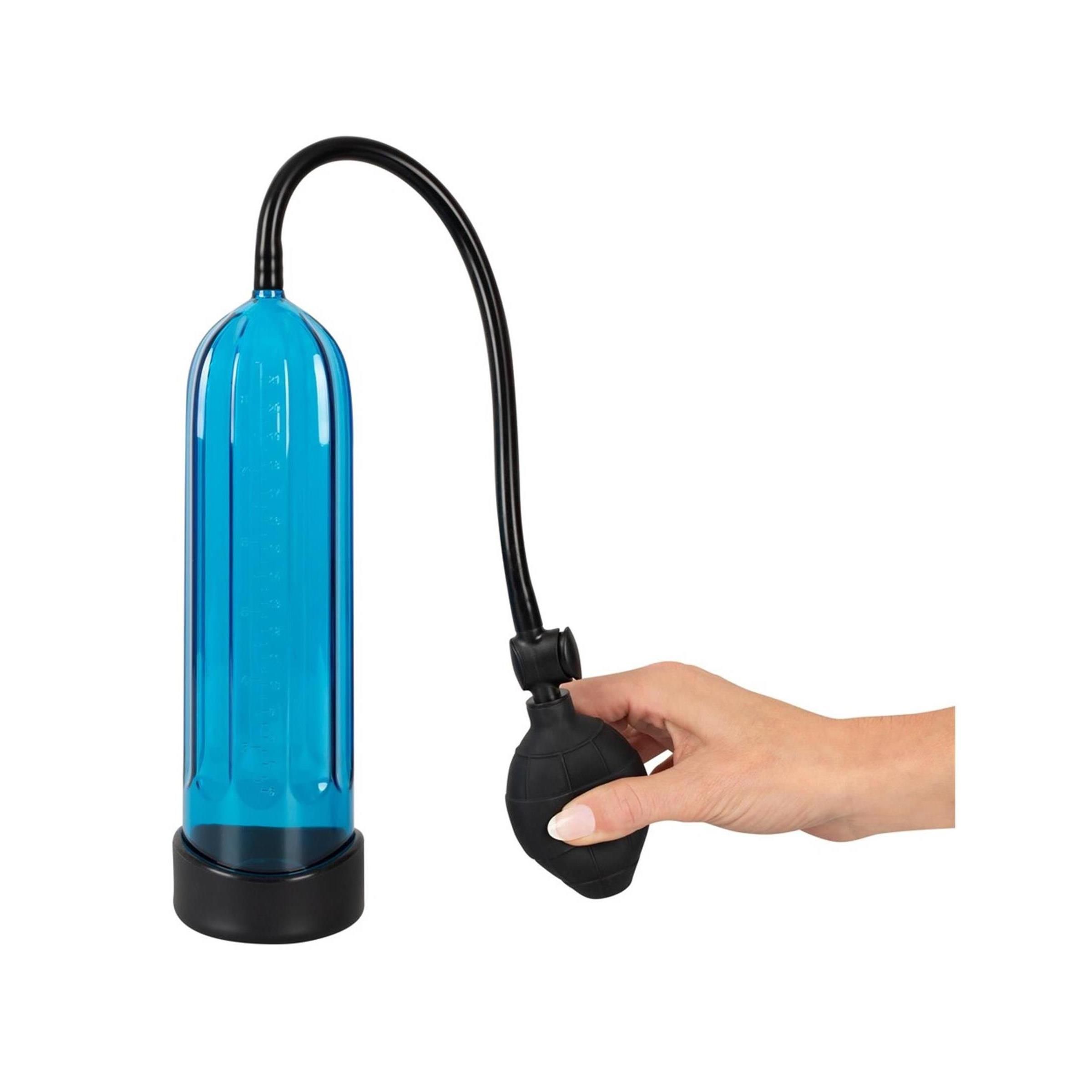 Cilindro blu con pompa e tubo neri. Una mano aziona la pompa. Base nera.