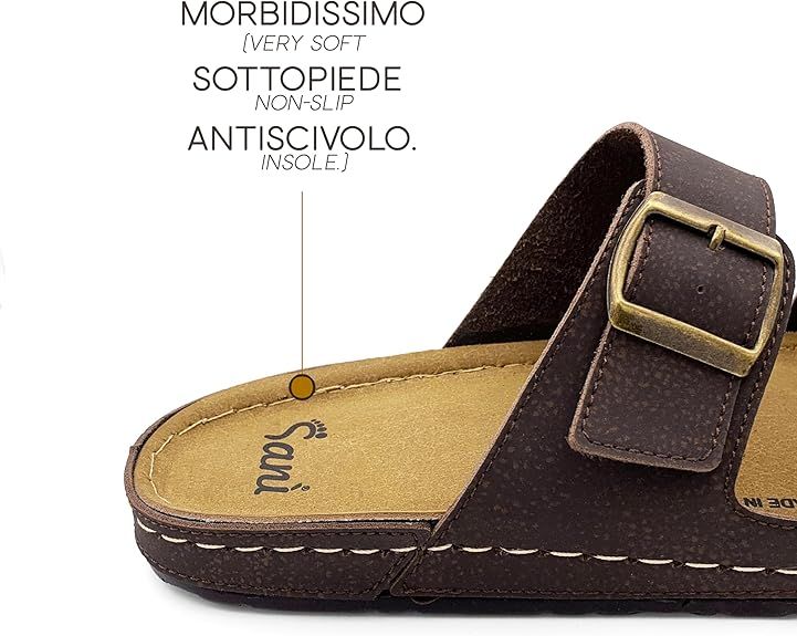 Primo piano di un sandalo marrone. Marchio Sanì. Testo: Molto morbido, soletta antiscivolo.