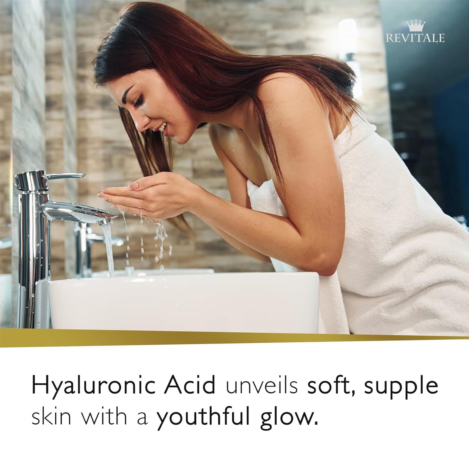 Donna che si lava il viso al lavandino. Logo Revitale in alto a destra. Testo: L'acido ialuronico rivela una pelle morbida e liscia.