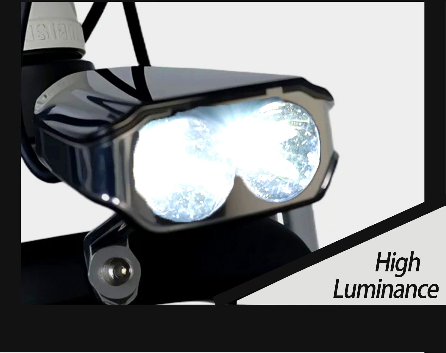 Faro della bicicletta con due luci luminose. Alloggiamento nero. Testo "High Luminance".