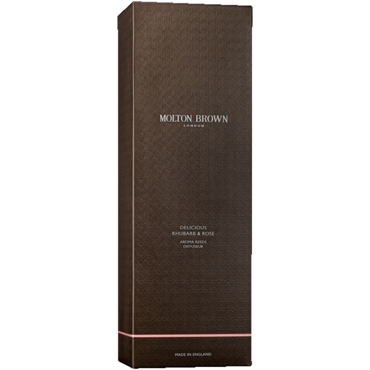 Confezione marrone con logo e nome del prodotto. Linea rosa in basso. Testo: Delicious Rhubarb & Rose, Aroma reeds, Diffuser. Made in England.