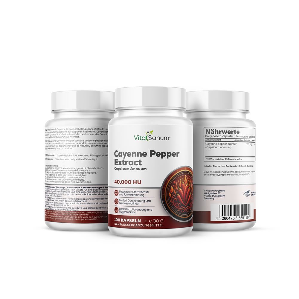 Tre flaconi bianchi con capsule. Scritta: VitaSanum, Cayenne Pepper Extract, 40.000 HU. Immagine di peperoncino rosso. 100 capsule. Testo sul retro.