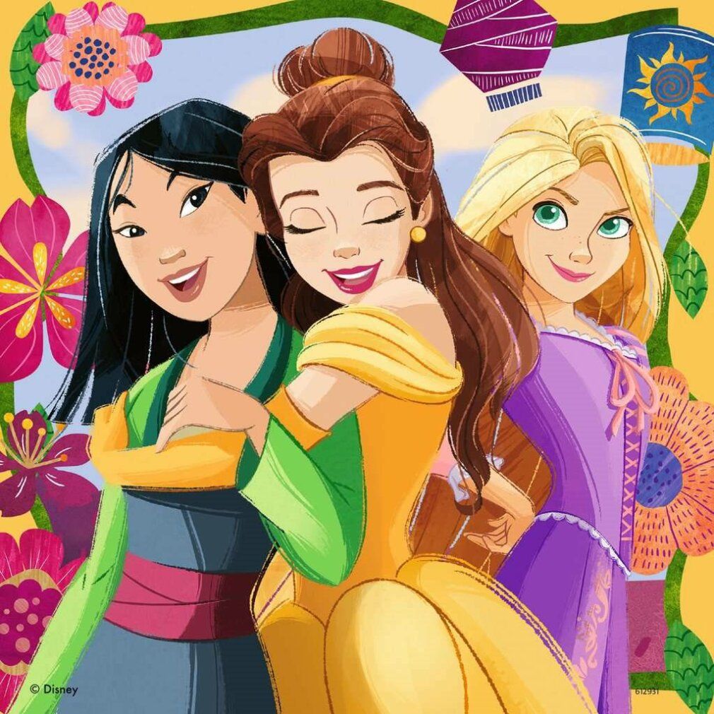Tre principesse Disney, Mulan, Belle e Rapunzel, su sfondo floreale. Sorridono e si abbracciano.