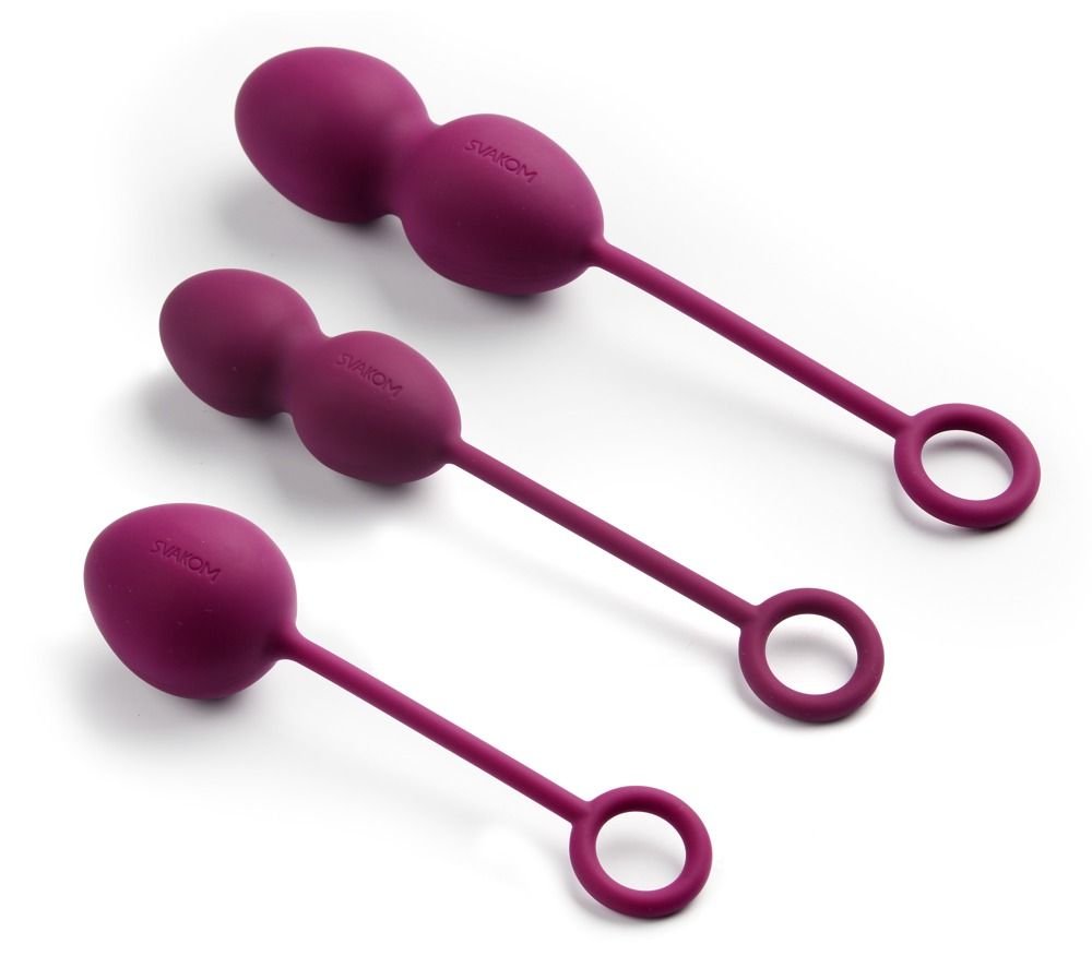 Tre palline per esercizi di Kegel viola di diverse dimensioni con cordini e anelli.