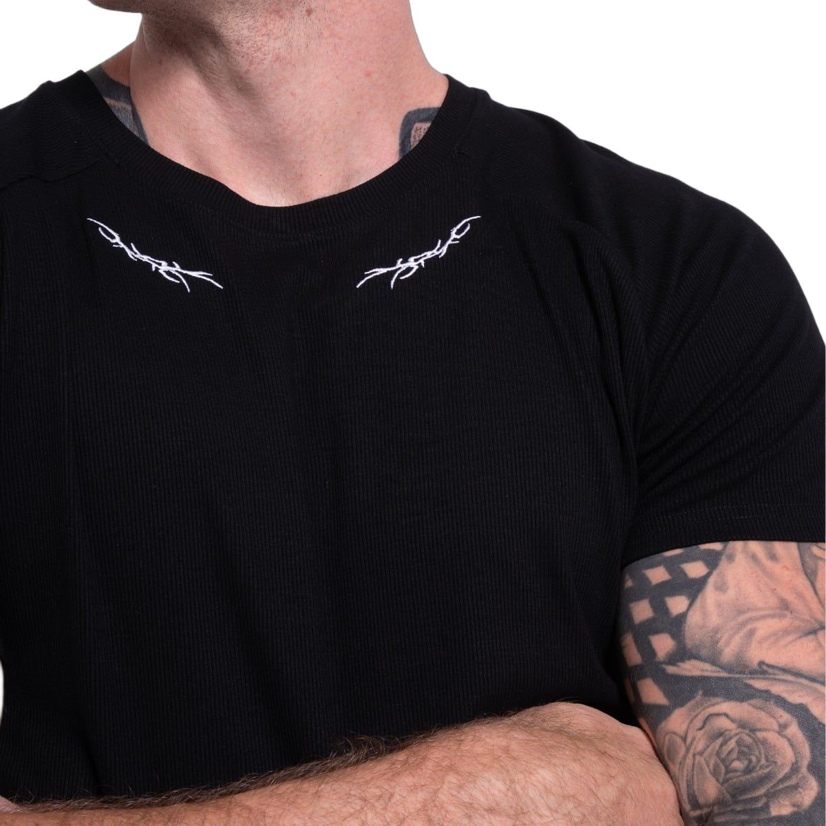 GymBeam T-shirt uomo Tribal nera slim fit a coste con manica corta