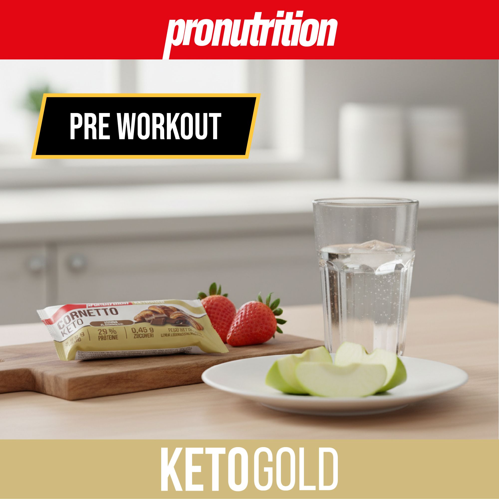Barretta su tagliere, fragole, fette di mela, bicchiere d'acqua. Testo: PRE WORKOUT, KETOGOLD, Pronutrition.