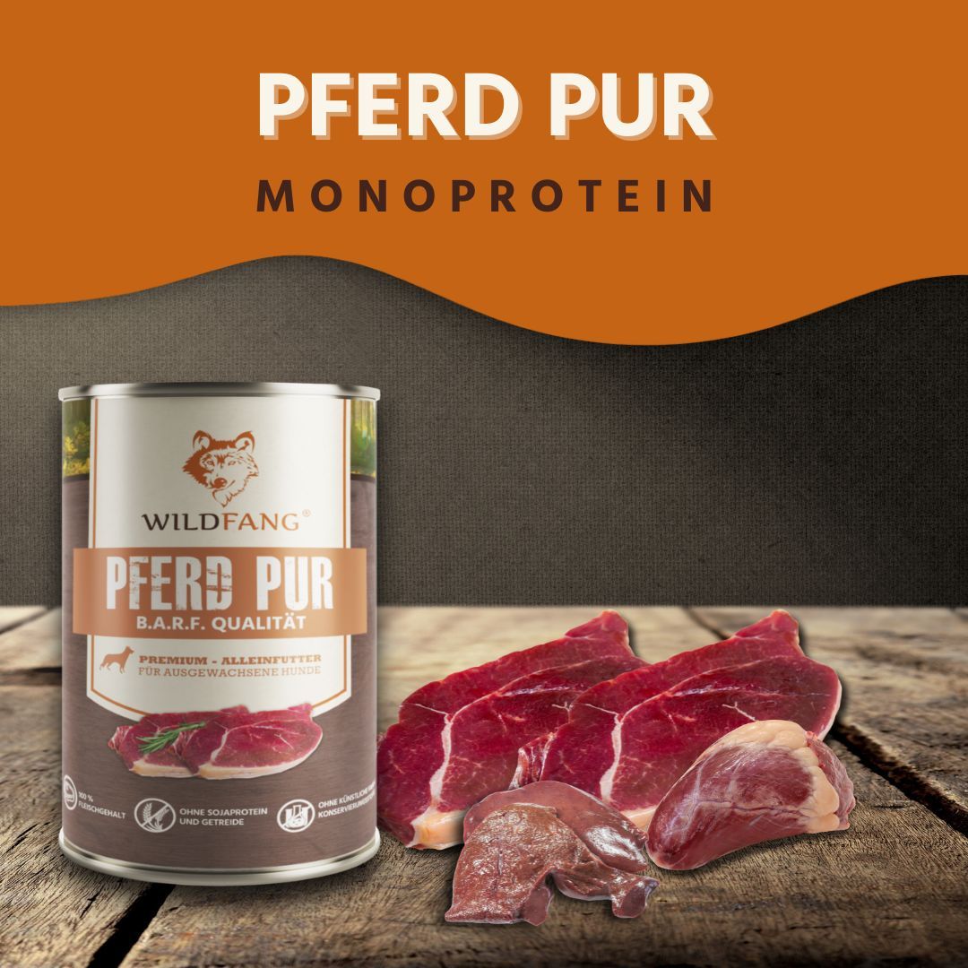 Lattina di cibo umido per cavalli, qualità BARF, con pezzi di carne. Carne cruda e frattaglie su fondo in legno.