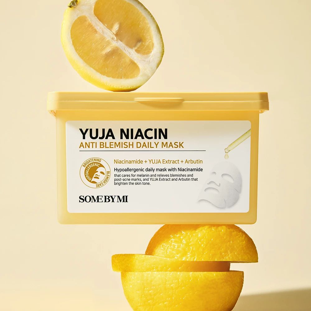 Confezione gialla di maschere con limoni. Scritta: Yuja Niacin Anti Blemish Daily Mask. Fette di limone.