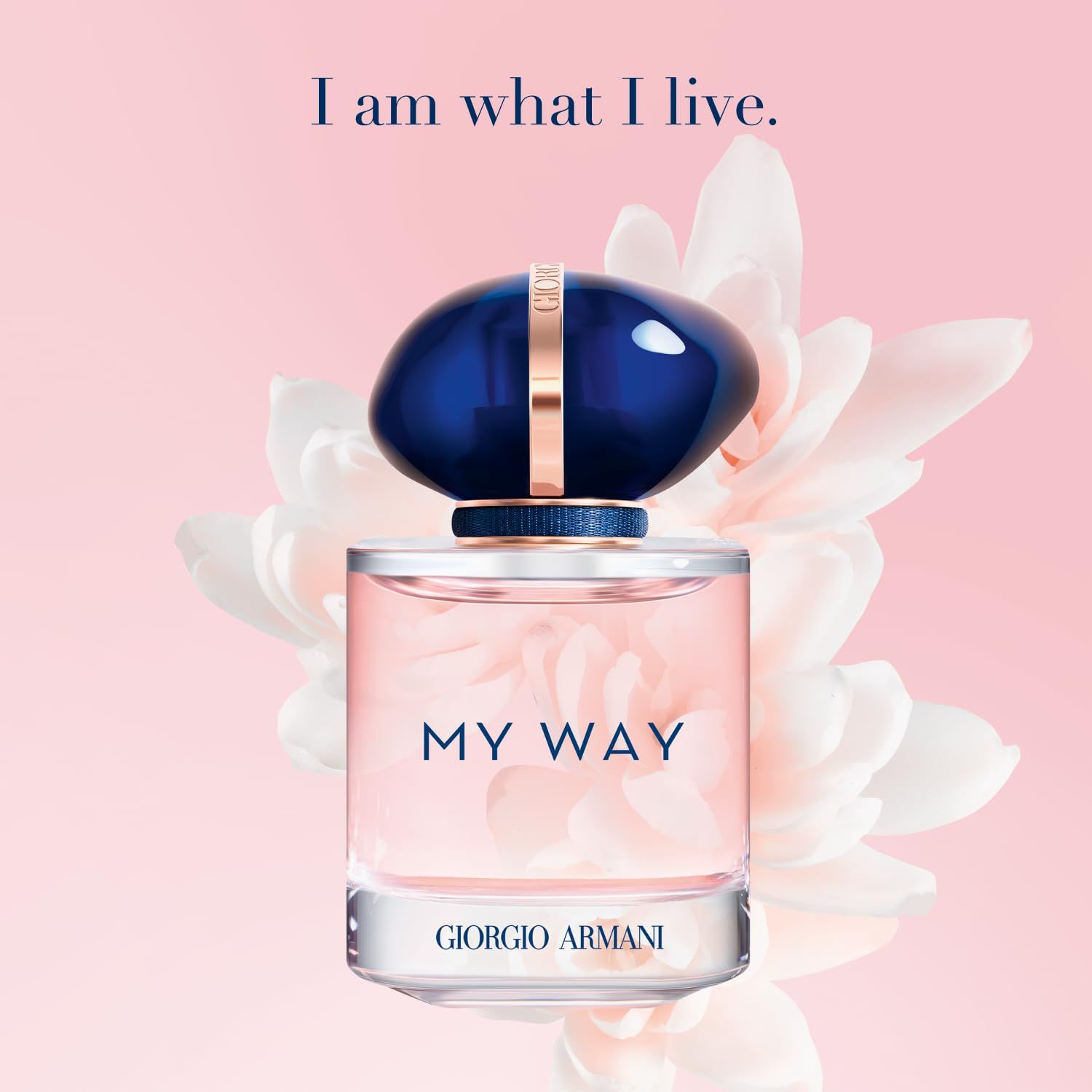 Flacone in vetro rosa, tappo blu. Testo: MY WAY, GIORGIO ARMANI. Sfondo: fiori bianchi.
