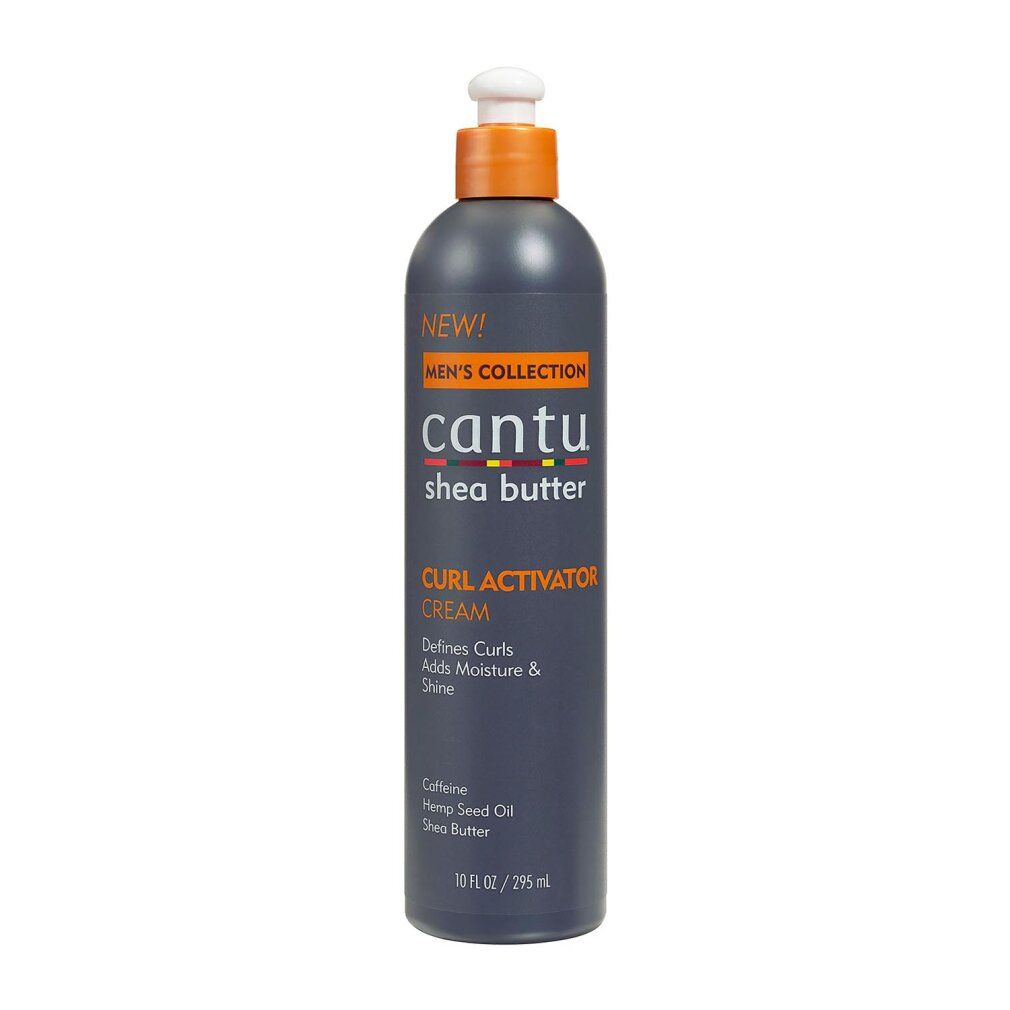 Flacone grigio scuro con tappo a pompa arancione. Scritta: Cantu Shea Butter, Curl Activator Cream. 295 ml.